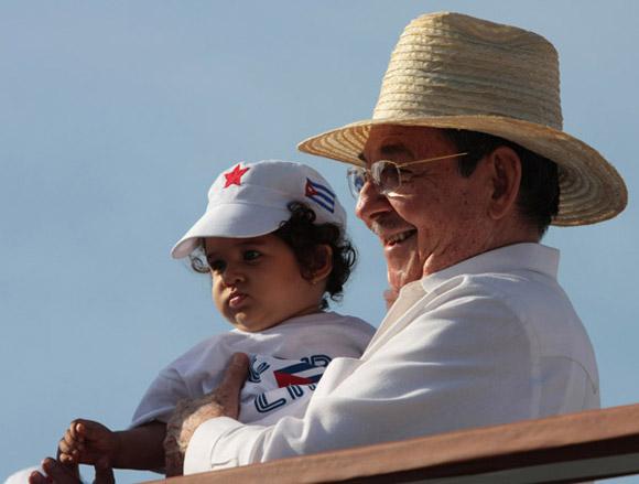 Raúl carga una niña durante el desfile por el Primero de Mayo de 2009.