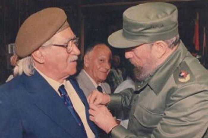 Fidel condecora a salvador wood