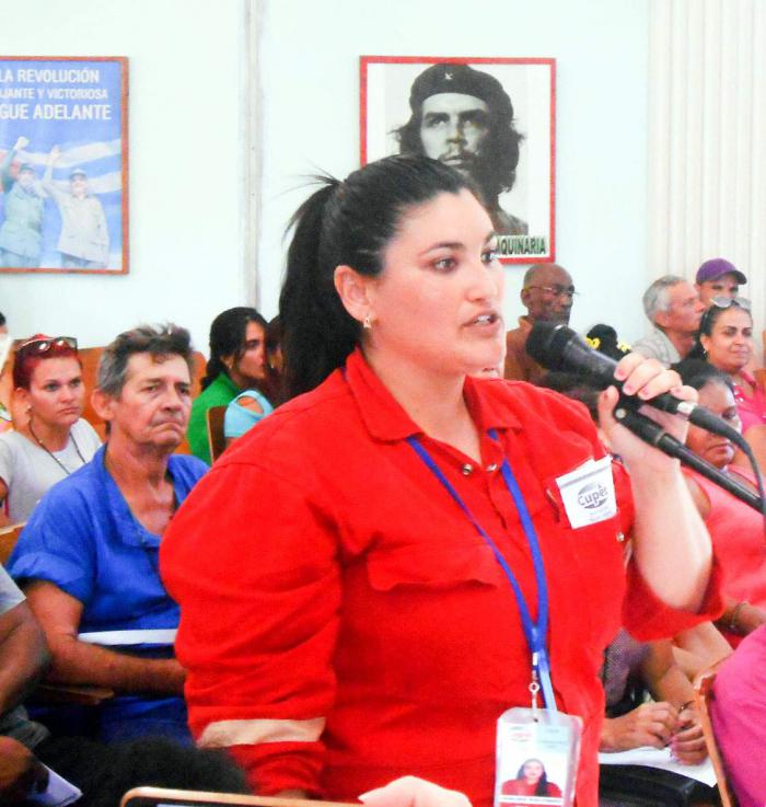 Beyra Fernández, directora técnica de la refinería, explicó cómo el bloqueo afecta a la empresa.