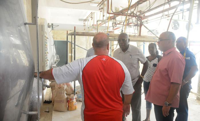 VISITA DE SALVADOR VALDÉS MESA MIEMBRO DEL BURÓ POLÍTICO DEL PARTIDO COMUNISTA DE CUBA (PCC) Y PRIMER VICEPRESIDENTE DE LOS CONSEJOS DE ESTADO Y DE GOBIERNO A LA FÁBRICA DE HELADOS COPPELIA LA CUAL SE ENCUENTRA EN PROCESO DE RECONSTRUCCIÓN, JUNTO CON LUIS ANTONIO TÓRRES IRIBAR PRIMER SECRETARIO DEL PCC EN LA HABANA Y MIEMBRO DEL COMITÉ CENTRAL Y REINALDO GARCÍA ZAPATA, PRESIDENTE DE LA ASAMBLEA PROVINCIAL DEL PODER POPULAR (PARLAMENTO) EN LA CAPITAL.