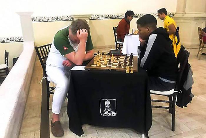  Dilan, con piezas negras, enfrenta a Alexei Shirov.