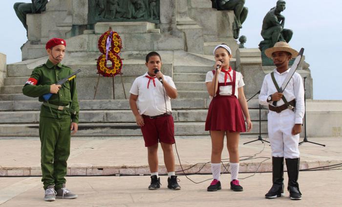 Acto para el cambio de los atributos pioneriles de estudiantes de 3er grado de la escuela Primaria Antonio Maceo en el parque que lleva su nombre
