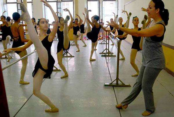 Niñas cubanas estudian ballet