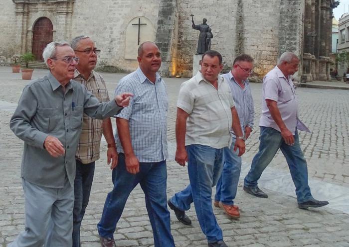 El Doctor Eusebio Leal Spengler, Historiador de la Ciudad, acompañado por las máximas autoridades de la capital durante el recorrido.