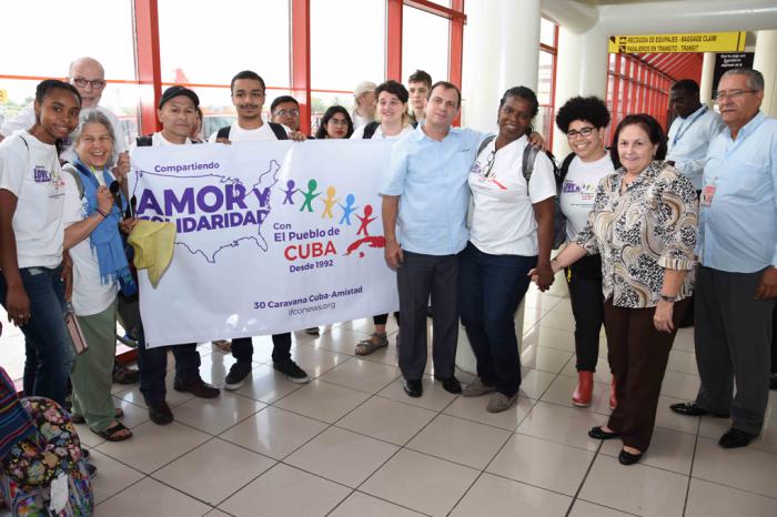El Héroe de la República de Cuba Fernando González Llort (centro izq.), presidente del Instituto Cubano de Amistad con los Pueblos (ICAP), da la bienvenida a Gail Walker (centro der.), Directora ejecutiva de la Fundación Interreligiosa por la Organización Comunitaria (IFCO), a su llegada al Aeropuerto José Martí al frente de la XXX Caravana de Pastores por la Paz, en La Habana, el 25 de junio de 2019. ACN FOTO/ Karoly Valerio EMERSON EMERSON/ ICAP