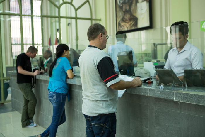 Personas en banco metropolitan-La Habana