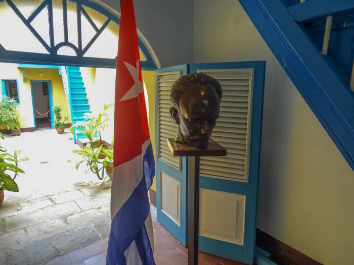 Busto de Marti en Casa Museo y Bandera