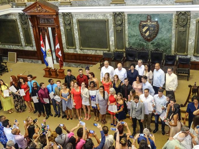 Entrega de reconocimiento a estudiantes destacados