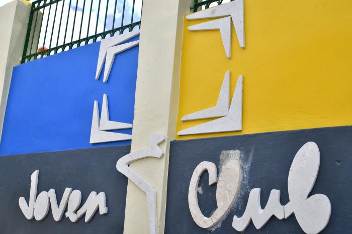 Entrada del Joven Club