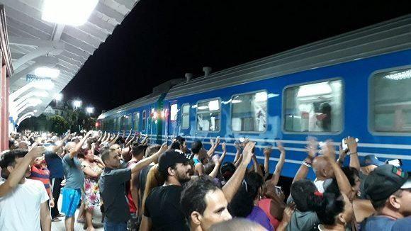 Personas tocando el tren