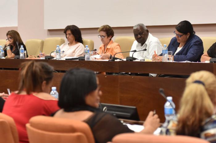 Debaten diputados sobre elaboración de alimentos y canasta familiar normada