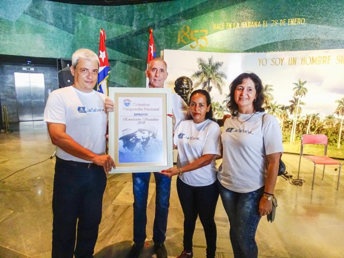 Dirigentes de EPROYIV sosteniendo diploma en memorial jose marti