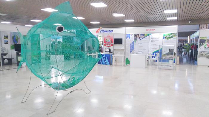 cesto gigante para ser colocado en espacios publicos para fomentar el cuidado al medio ambiente
