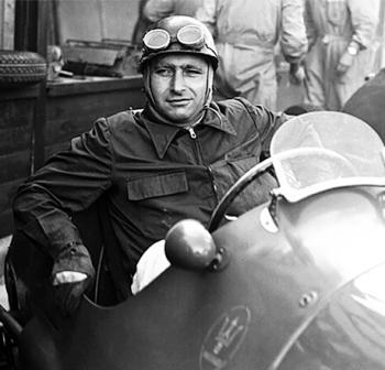 Fangio en su auto de carreras
