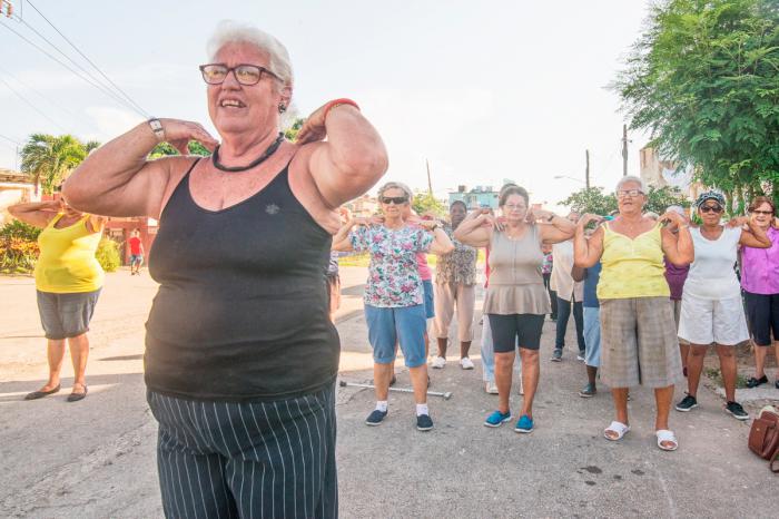 Abuelos practicando ejercicio físico