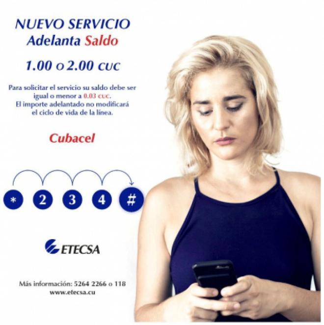 Mujer con celular e información