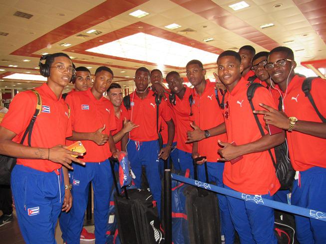 equipo voleibol sub 21en el aeropuesrtyo internacional josé martí antes de partir al  XX Campeonato Mundial