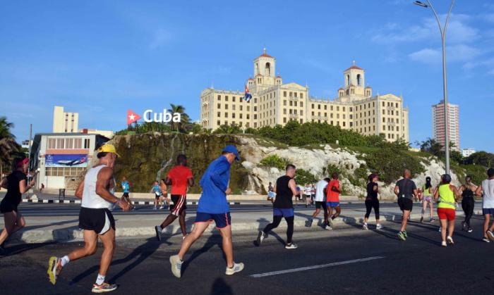 Corredores que participan en la sexta edición de la carrera por el Día Internacional de Nelson Mandela, en el litoral de La Habana, Cuba, el 20 de julio de 2019.