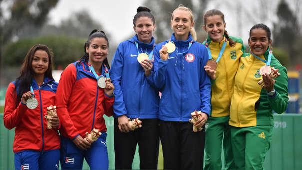 Eliani Cámara y Leydi Laura Moya (primera y segunda de izquierda a derecha) se agenciaron la medalla de plata en el relevo mixto.