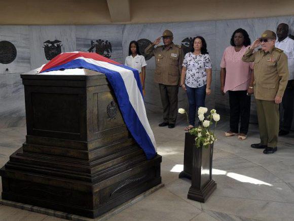 Rindió Raúl homenaje en Santa Ifigenia a los Héroes y Mártires de la Patria