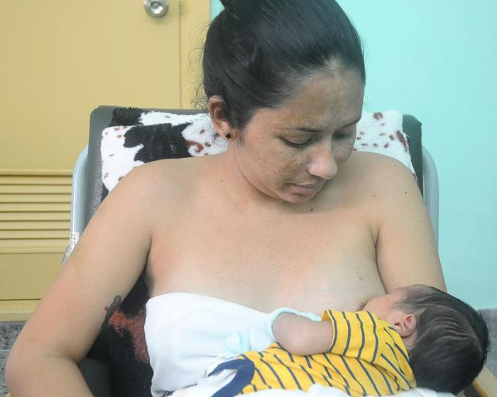 Madre lactando a un bebé.