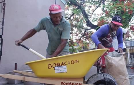 Trabajadores con carretilla