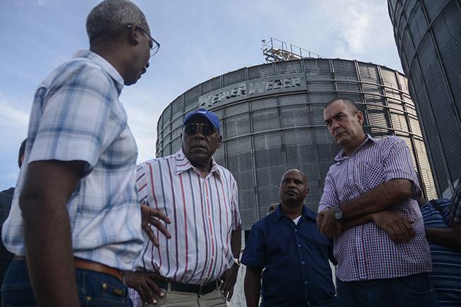 Salvador Valdés Mesa (C), Primer Vicepresidente de los Consejos de Estado y de Ministros, dialoga con trabajadores durante un recorrido por las instalaciones de la Posición de Silos: Hacendado, en La Habana, Cuba, el 14 de agosto de 2019.  ACN FOTO/Ariel LEY ROYERO