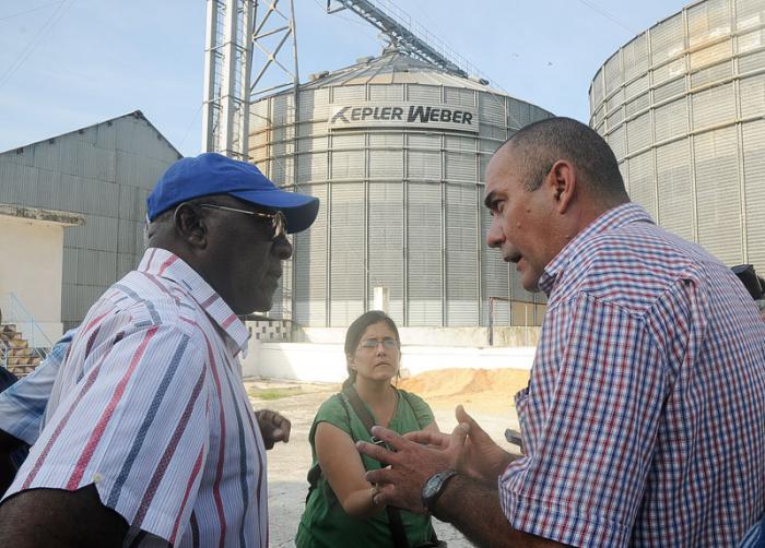 RECORRIDO DE SALVADOR VALDÉS MESA, PRIMER VICEPRESIDENTE DE LOS CONSEJOS DE ESTADO Y DE MINISTROS POR LA EMPRESA DE SILOS HACENDADOS.