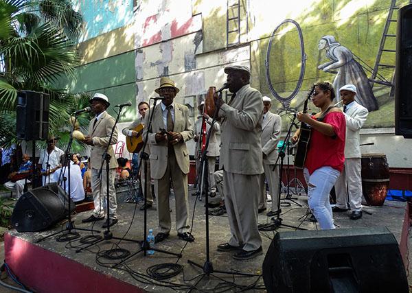 Septeto Habanero tocando en los Jardines del Mella