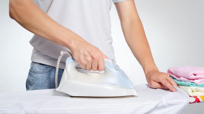 Hombre planchando