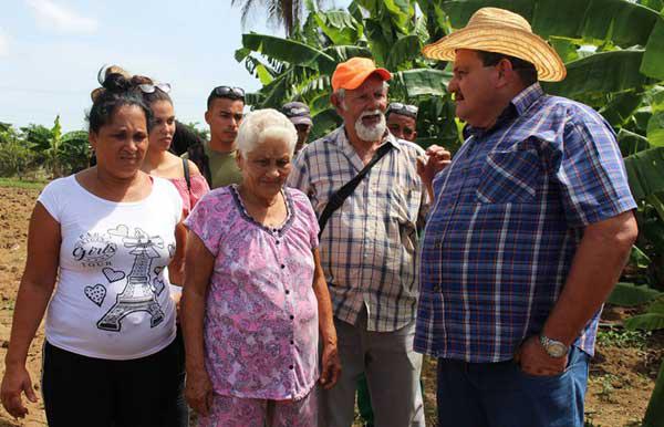 Nuria Roger Muñiz junto a presidente de la Anap