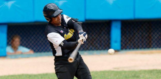 Un pelotazo, tres bases por bolas, cinco imparables y jonrón incluido de Pedro Revilla con un compañero en circulación permitieron a los del Guaso moler “en grande” en el séptimo inning e igualar la subserie. 