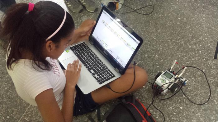 Niños juegan con robots