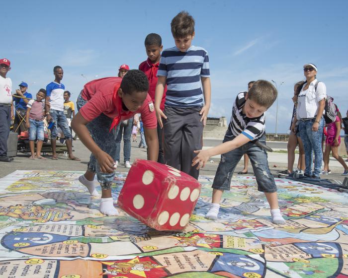 Niños participando en juegos educativos