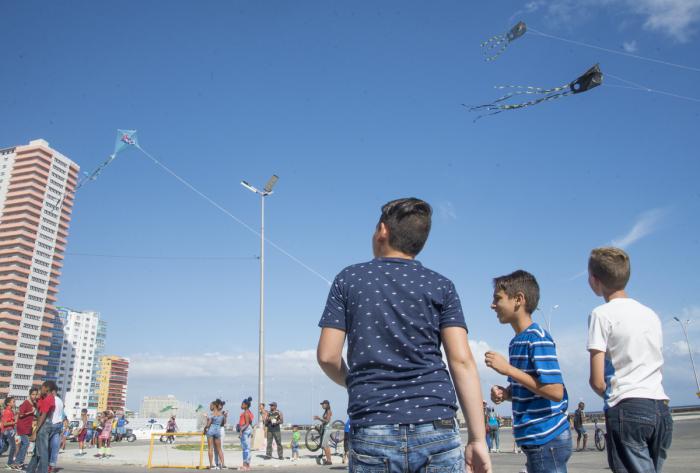 Volar papalotes, una de las actividades Infantiles