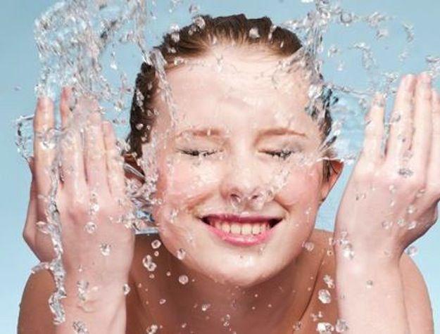Agua fría en el rostro