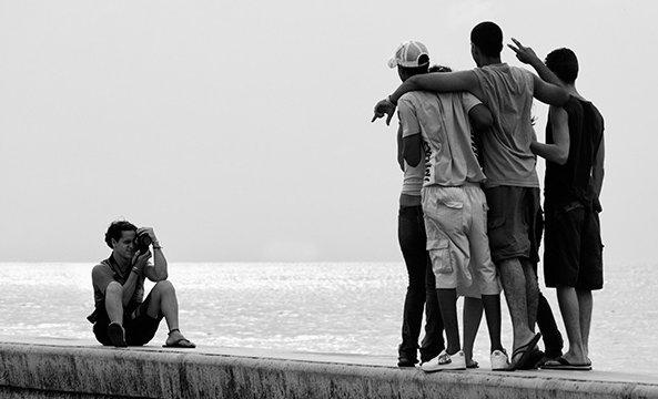 Jóvenes en el Malecón de La Habana