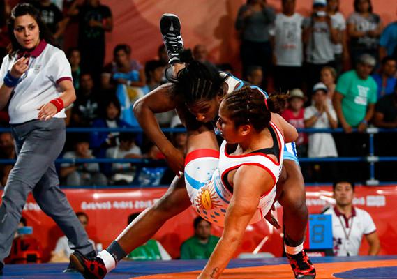 Milaimys Marin (azul) de Cuba combate en la final de 73 kg frente a Linda Machuca, de Argentina, durante la lucha de los III Juegos Olímpicos de la Juventud Buenos Aires 2018 en el pabellón Asia del Parque Olímpico de la Juventud, el sábado 13 de octubre de 2018, en Buenos Aires, Argentina. Foto: Calixto N. Llanes/Periódico JIT (Cuba)tina. Foto: Calixto N. Llanes/Periódico JIT (Cuba)