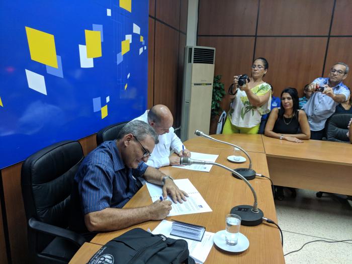 Firma de convenio Unión de Historiadores de Cuba y Dirección Nacional Joven clubs de Computación y Electrónica 
