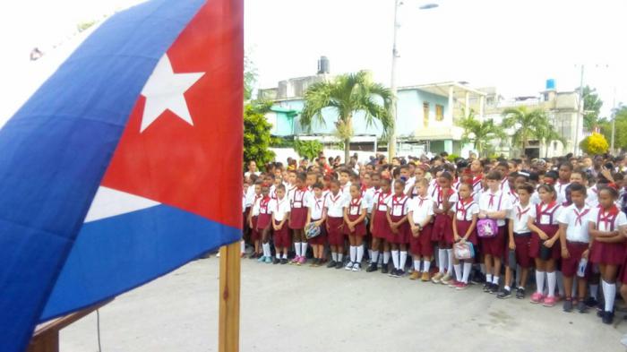 niños pioneros con bandera cubana
