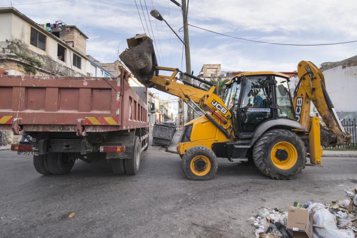 Bulldozer echando basura en camion