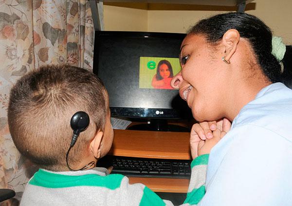 Niño sordo con su logopeda