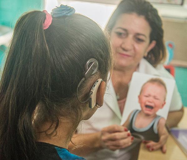 niña sorda