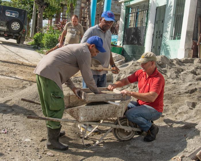 Labores constructivas en viviendas de Luyanó