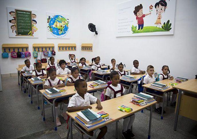 Niños en escuela Rafael María de Mendive