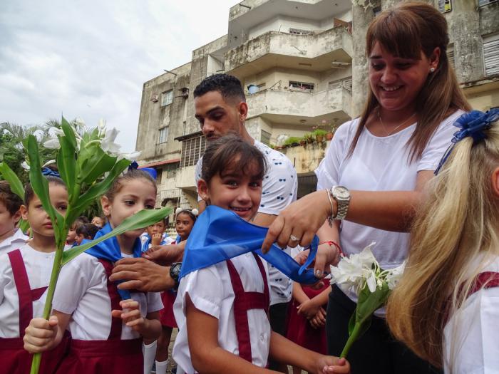 Los pioneros en homenaje al Che