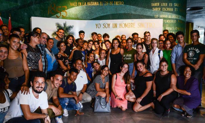 Abanderan Contingente de la Federación Estudiantil Universitaria Educando por Amor