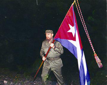 Fidel ondea la bandera cubana