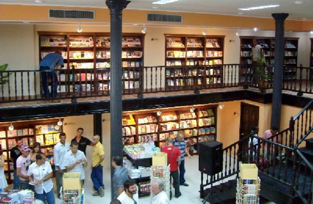 Con tantos libros que te dio la vida, homenaje en la Fayad Jamís. 