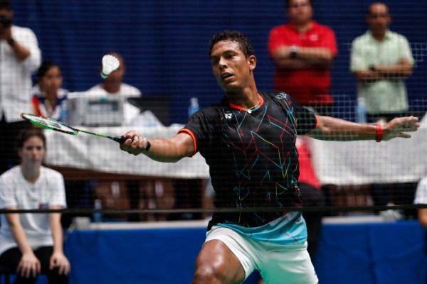 Osleni Guerrero, de Cuba, compite en la final individual masculina frente a Ygor Coelho, de Brasil, durante el XXI Campeonato Individual Panamericano de bádminton en el coliseo de la Ciudad Deportiva, el domingo 30 de abril de 2017 en La Habana, Cuba. Foto: Calixto N. Llanes/Periódico JIT (Cuba)